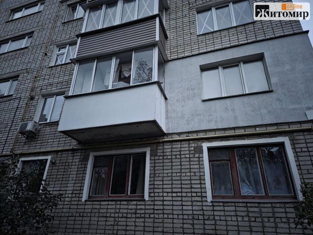 «Посікло лобове скло, я допомагав пораненим»: житомиряни розповіли про перші хвилини після удару «шахеда» - Фоторепортаж, Корисна інформація Житомира та Житомирщини. Джерело: Zhitomir-OnLine 2c6f57867d55c4e6