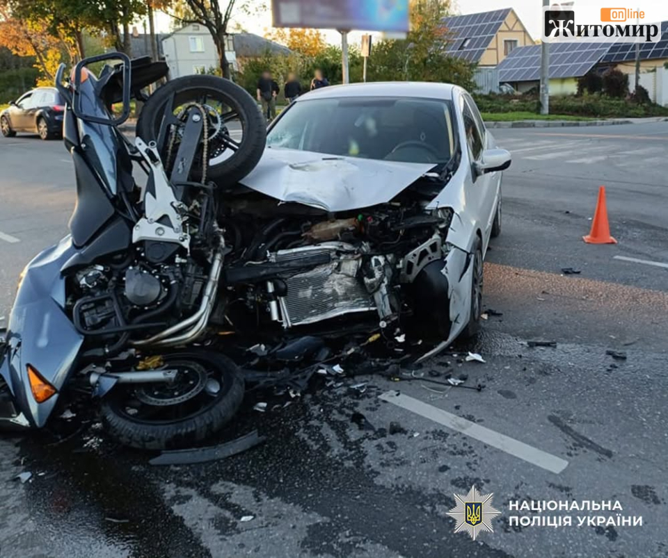 У Житомирі Renault зіштовхнувся з мотоциклом: травмовані водій двоколісника та 19-річна пасажирка - Події. Джерело: Zhitomir-OnLine У Житомирі Renault зіштовхнувся з мотоциклом: травмовані водій двоколісника та 19-річна пасажирка - фото №