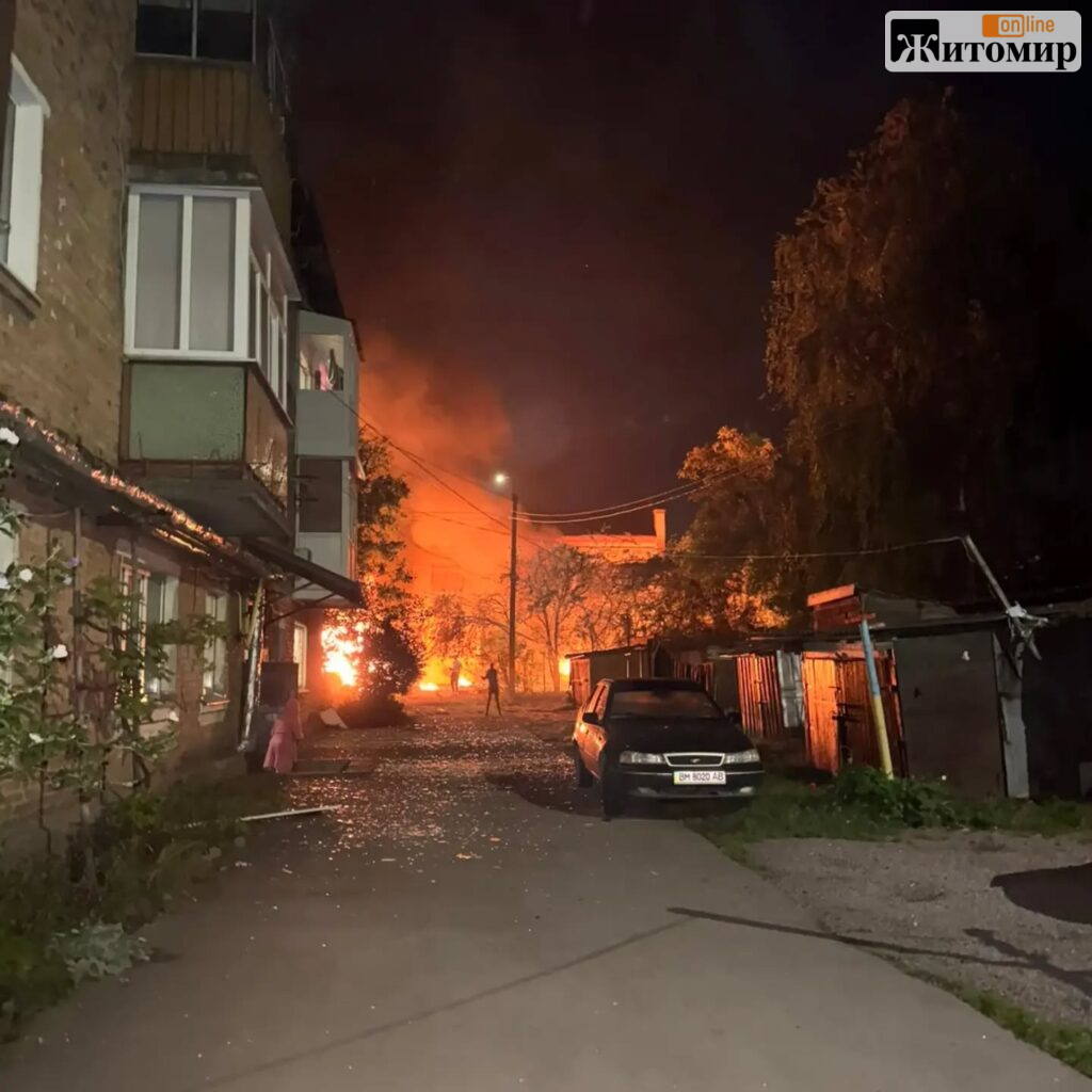 Під час удару по Житомиру згоріли два автомобілі, які волонтери готували для військових - Інформація. Джерело: Zhitomir-OnLine Під час удару по Житомиру згоріли два автомобілі, які волонтери готували для військових - фото №