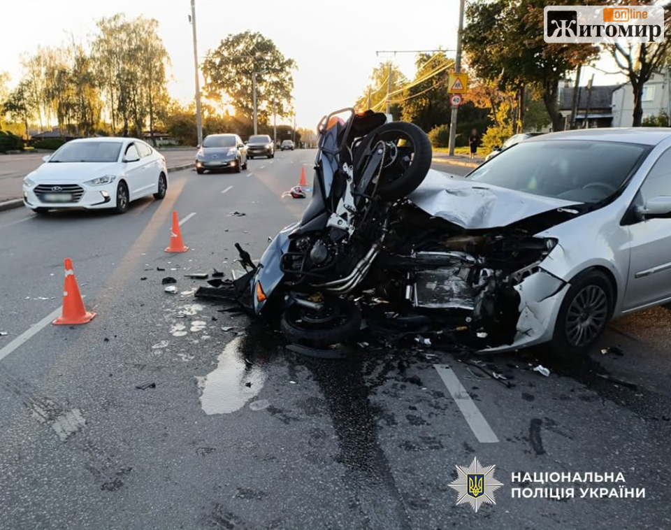 У Житомирі Renault зіштовхнувся з мотоциклом: травмовані водій двоколісника та 19-річна пасажирка - Події. Джерело: Zhitomir-OnLine У Житомирі Renault зіштовхнувся з мотоциклом: травмовані водій двоколісника та 19-річна пасажирка - фото №1