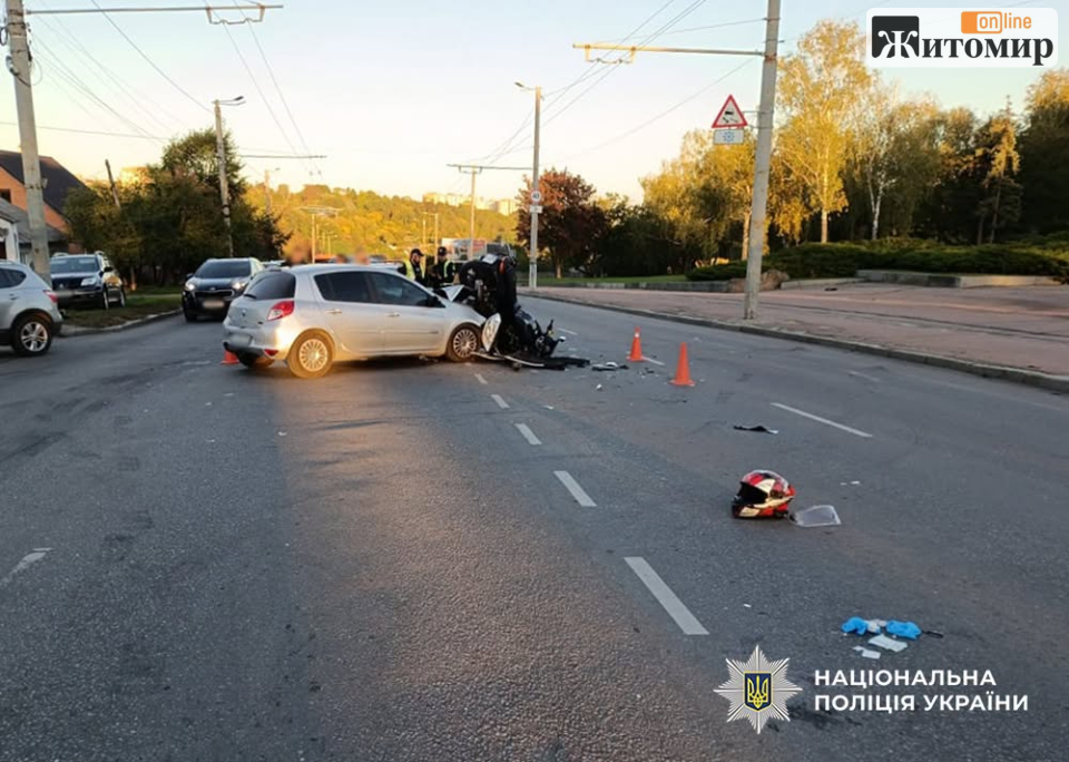 У Житомирі Renault зіштовхнувся з мотоциклом: травмовані водій двоколісника та 19-річна пасажирка - Події. Джерело: Zhitomir-OnLine У Житомирі Renault зіштовхнувся з мотоциклом: травмовані водій двоколісника та 19-річна пасажирка - фото №2
