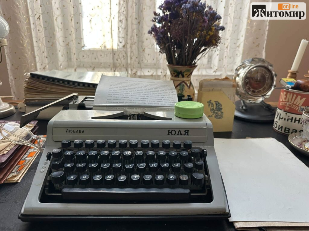 У Житомирі відкрили експозицію Валерія Шевчука: донька передала музею особисті речі, рукописи й листи