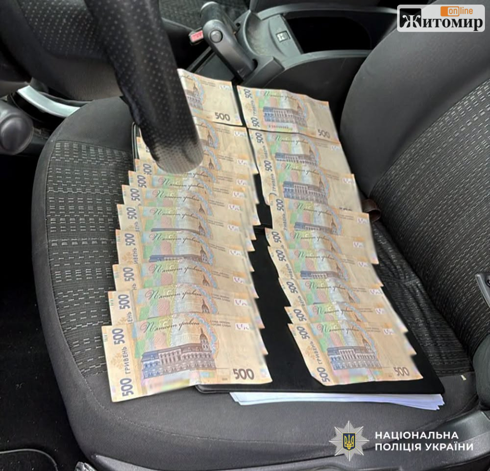 Віз «клієнта» до кордону та давав поради: на Житомирщині чоловікові повідомили про підозру