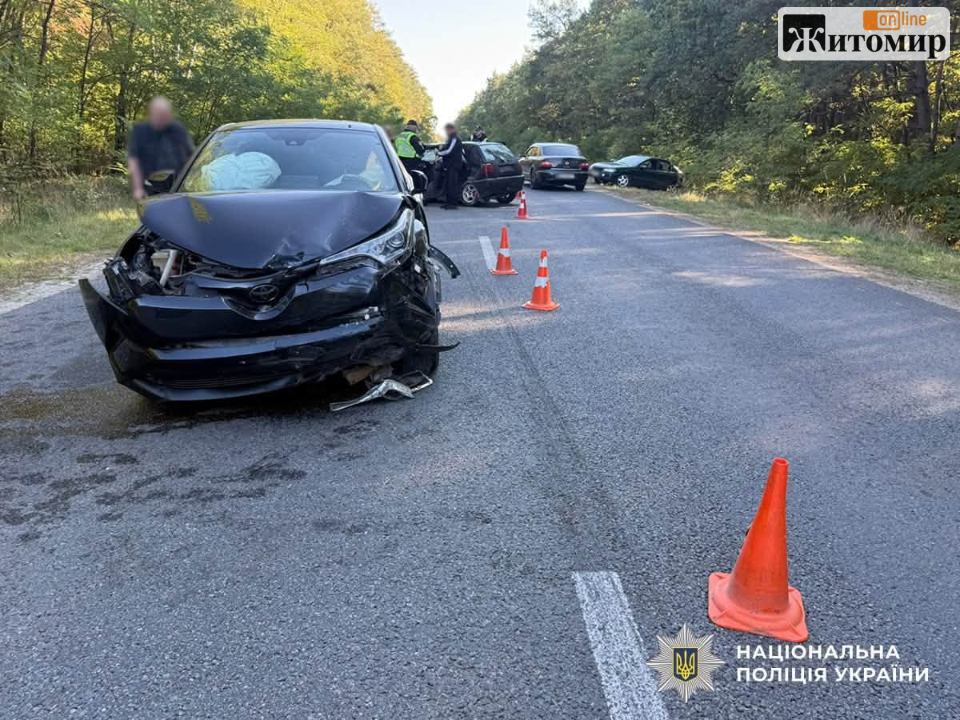 На трасі в Житомирській області зіштовхнулися три автівки: серед постраждалих – неповнолітня