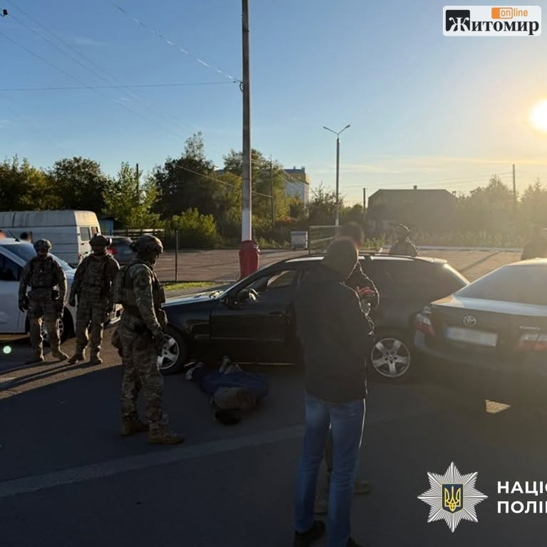840363635_1104636662306596_7250589083498388114_n Погрожували насильством через неіснуючий борг: у Коростені двох чоловіків затримали під час отримання 8 тисяч доларів