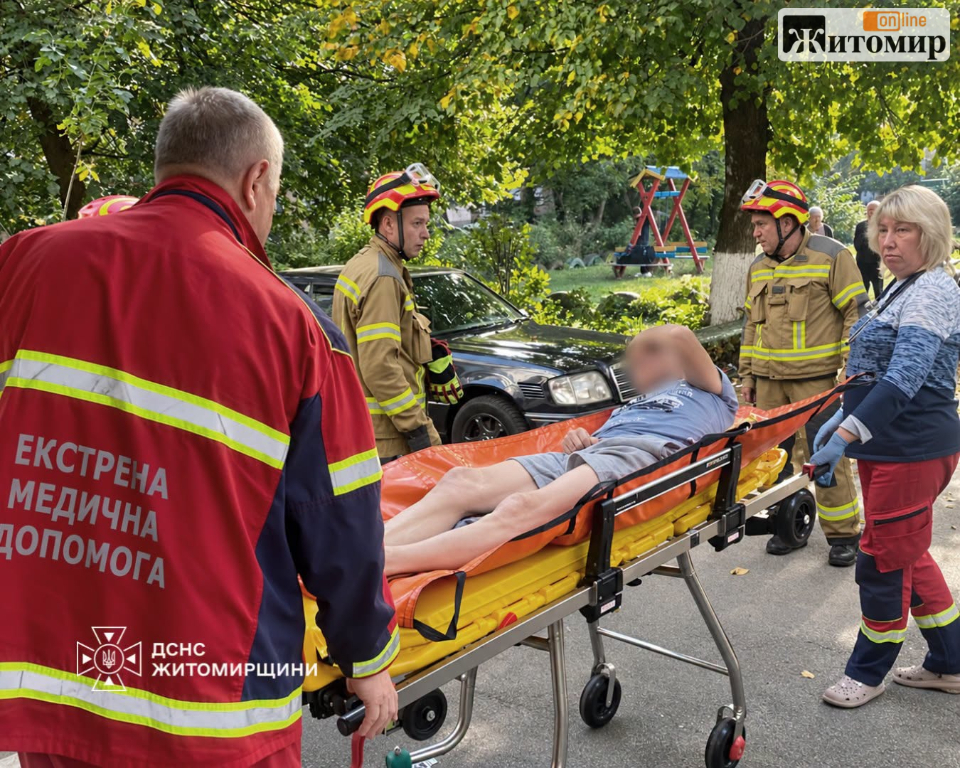 У Житомирі літній чоловік кликав на допомогу із зачиненої квартири: не міг рухатися - Події. Джерело: Zhitomir-OnLine У Житомирі літній чоловік кликав на допомогу із зачиненої квартири: не міг рухатися