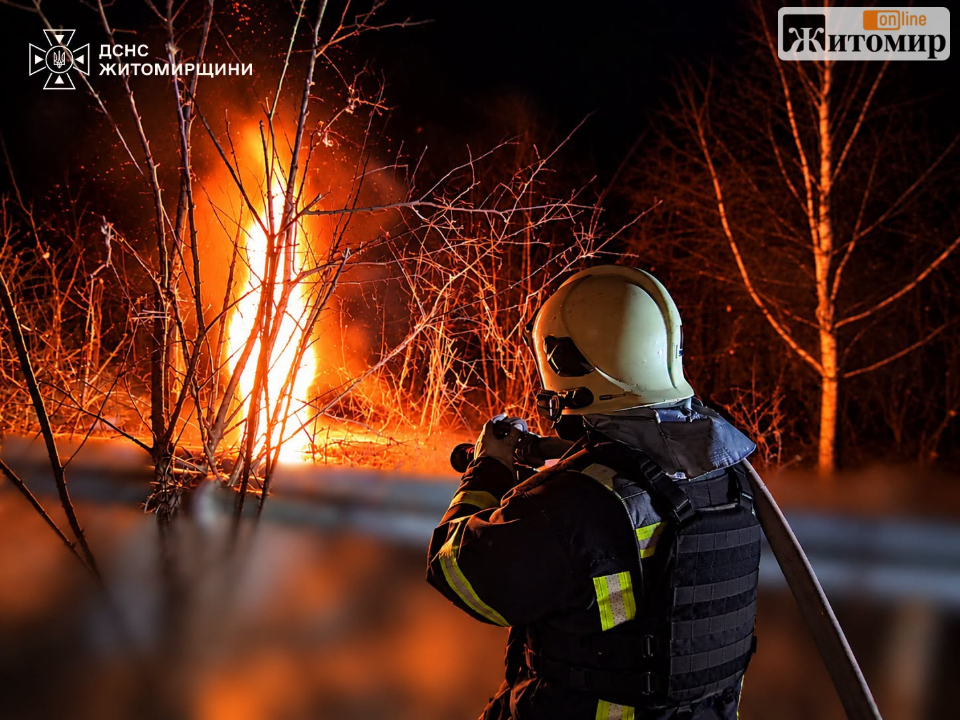 Рятувальники розповіли, як ліквідовували наслідки атаки рф на півночі Житомирщини - Події. Джерело: Zhitomir-OnLine Рятувальники розповіли, як ліквідовували наслідки атаки рф на півночі Житомирщини