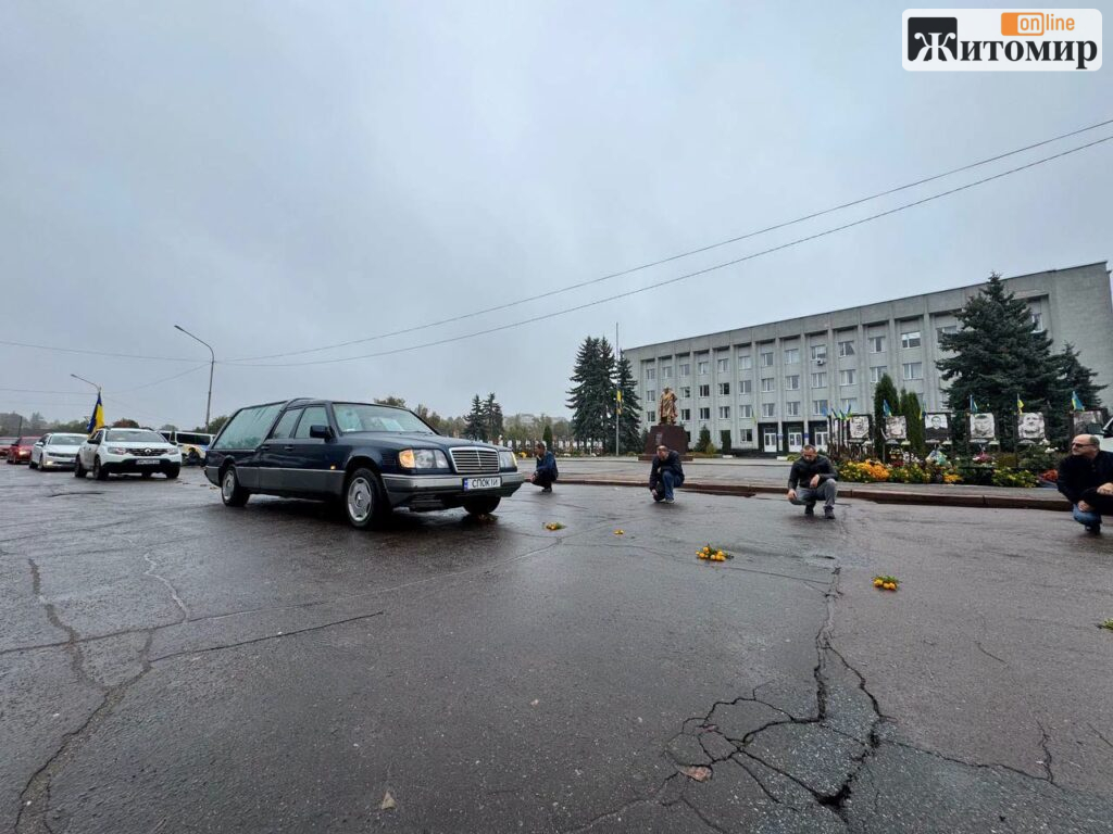 У Ружинській громаді попрощалися з військовослужбовцем Леонідом Максютою