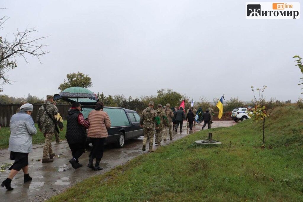 У Ружинській громаді попрощалися з військовослужбовцем Леонідом Максютою