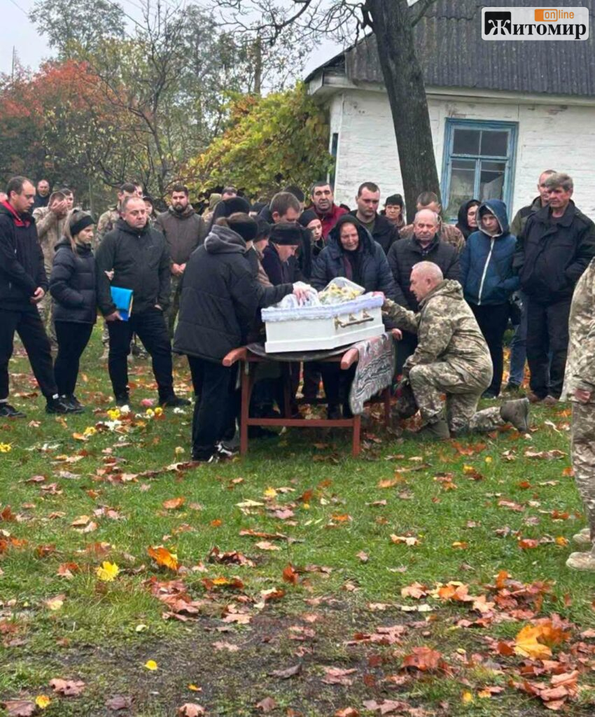 У Ємільчинській громаді попрощалися із 25-річним Захисником Романом Колобчуком - Події. Джерело: Zhitomir-OnLine У Ємільчинській громаді попрощалися із 25-річним Захисником Романом Колобчуком