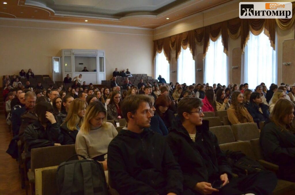 Житомирський державний університет імені Франка відзначив 107-річчя святковим концертом - Події. Джерело: Zhitomir-OnLine 855382643_6861848420835376_3572920952042308309_n.png