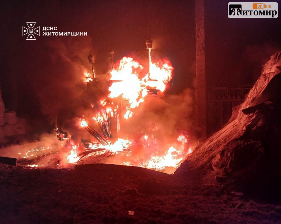 Близько 20 вогнеборців ліквідовували наслідки атаки рф по енергетиці Житомирської області - Події. Джерело: Zhitomir-OnLine Близько 20 вогнеборців ліквідовували наслідки атаки рф по енергетиці Житомирської області