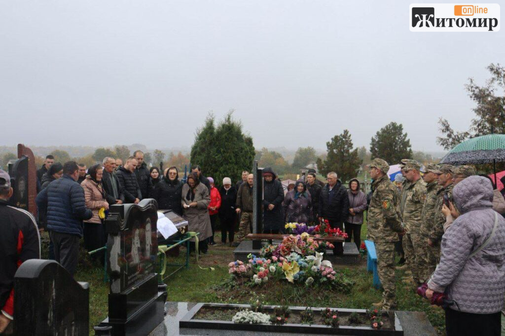 У Ружинській громаді попрощалися з військовослужбовцем Леонідом Максютою