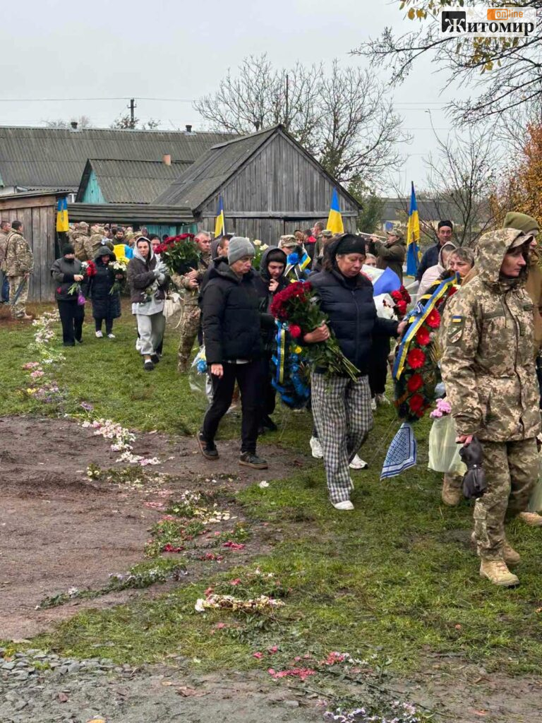 У Ємільчинській громаді попрощалися із 25-річним Захисником Романом Колобчуком - Події. Джерело: Zhitomir-OnLine У Ємільчинській громаді попрощалися із 25-річним Захисником Романом Колобчуком