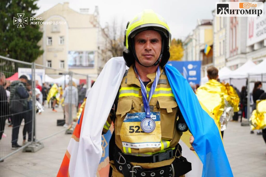 Житомирський рятувальник пробіг 5 км у бойовому спорядженні вагою близько 19 кг. ФОТО