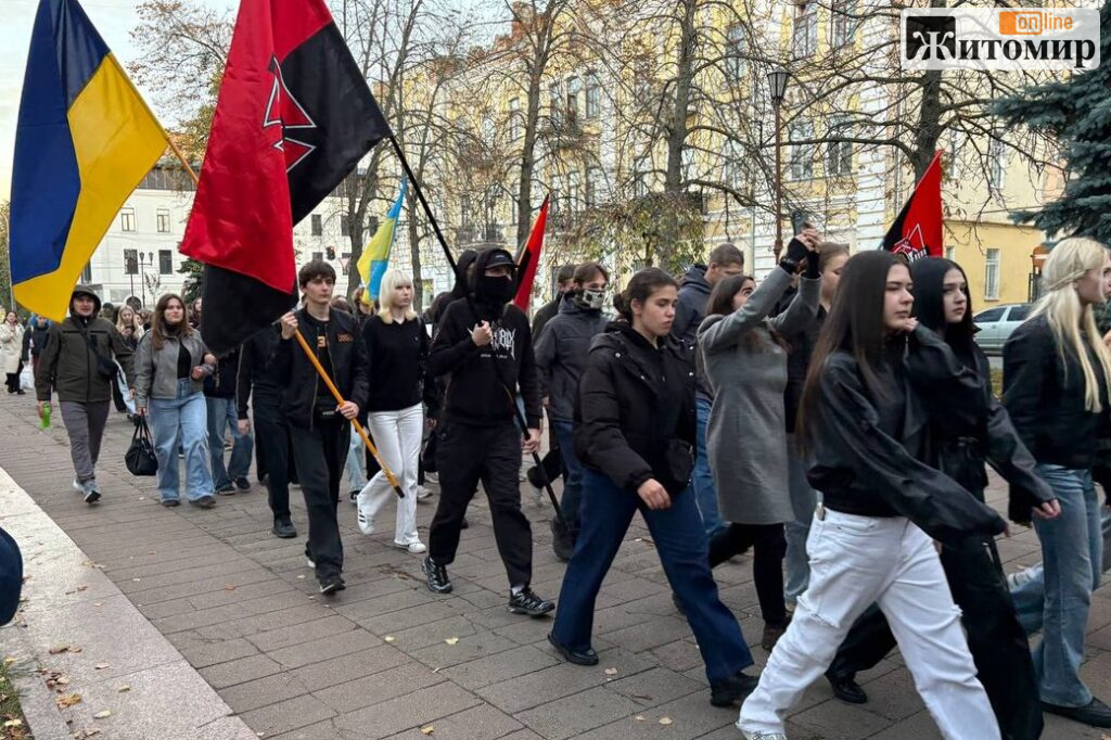 У Житомирі пройшла хода до 84-ї річниці створення УПА: до маршу долучилися молодь і військові - Події, Фоторепортаж. Джерело: Zhitomir-OnLine 8b5d73a53b7b3fbc