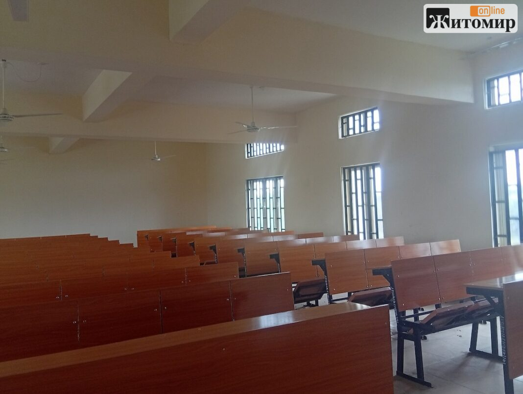 A_Sideview_of_an_Empty_Classroom