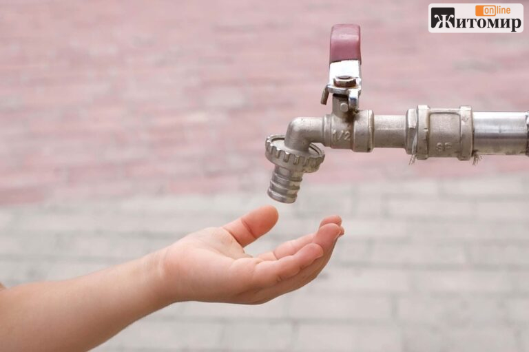У Житомирі та Оліївці 28 жовтня відключатимуть воду: повний перелік адрес - Корисна інформація Житомира та Житомирщини. Джерело: Zhitomir-OnLine Child holding hand under a tap and waiting to get water