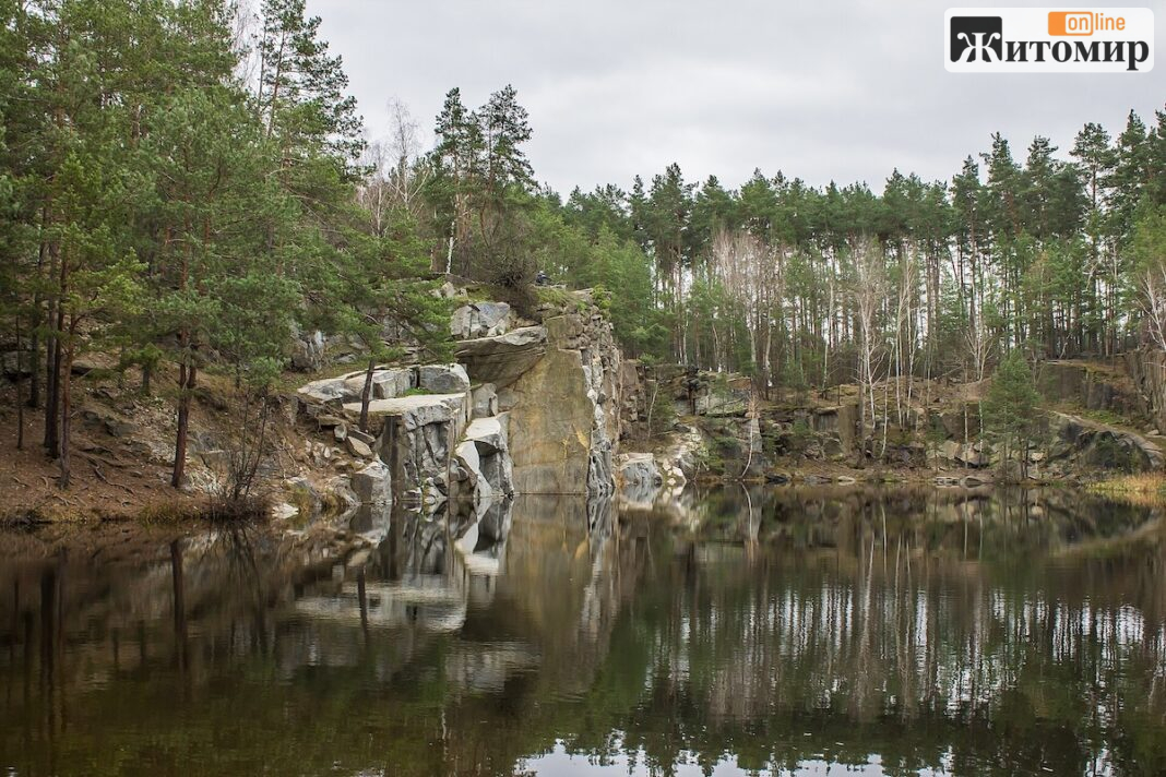 Гранитный_карьер_в_Коростышеве_-_panoramio_(2) Гранітний кар’єр у Коростишеві — масиви місцевого каменю, з якого виросла каменеобробна традиція міста
