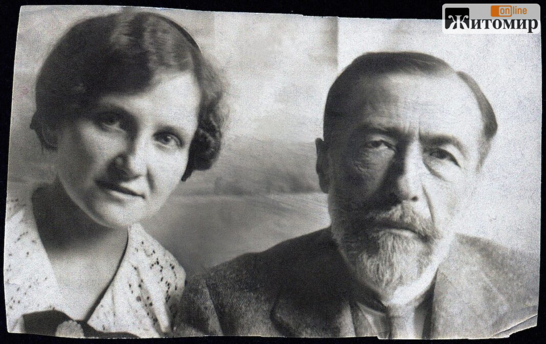 Joseph_Conrad_z_Anielą_Zagórską_(1914)_02 Джозеф Конрад разом зі своєю родичкою й перекладачкою Анелею Загурською у 1914 році