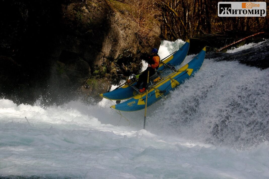 Lewis_River_cataraft_drop Ілюстративне фото