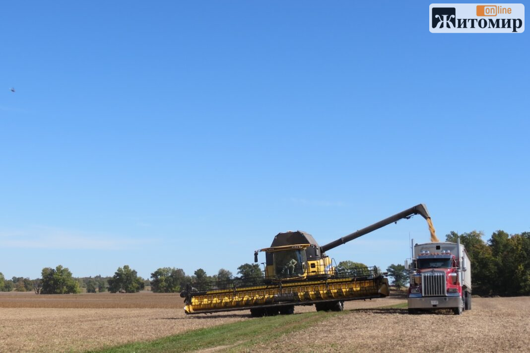 Soybeans_being_harvested Soybeans_being_harvested