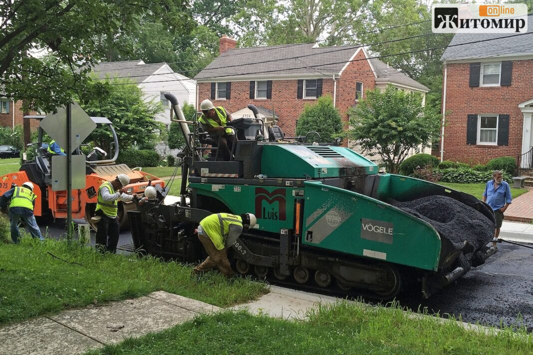 Street_repair_-_layering_the_asphalt Ремонт асфальтового покриття. Ілюстративне фото: FJoseVF