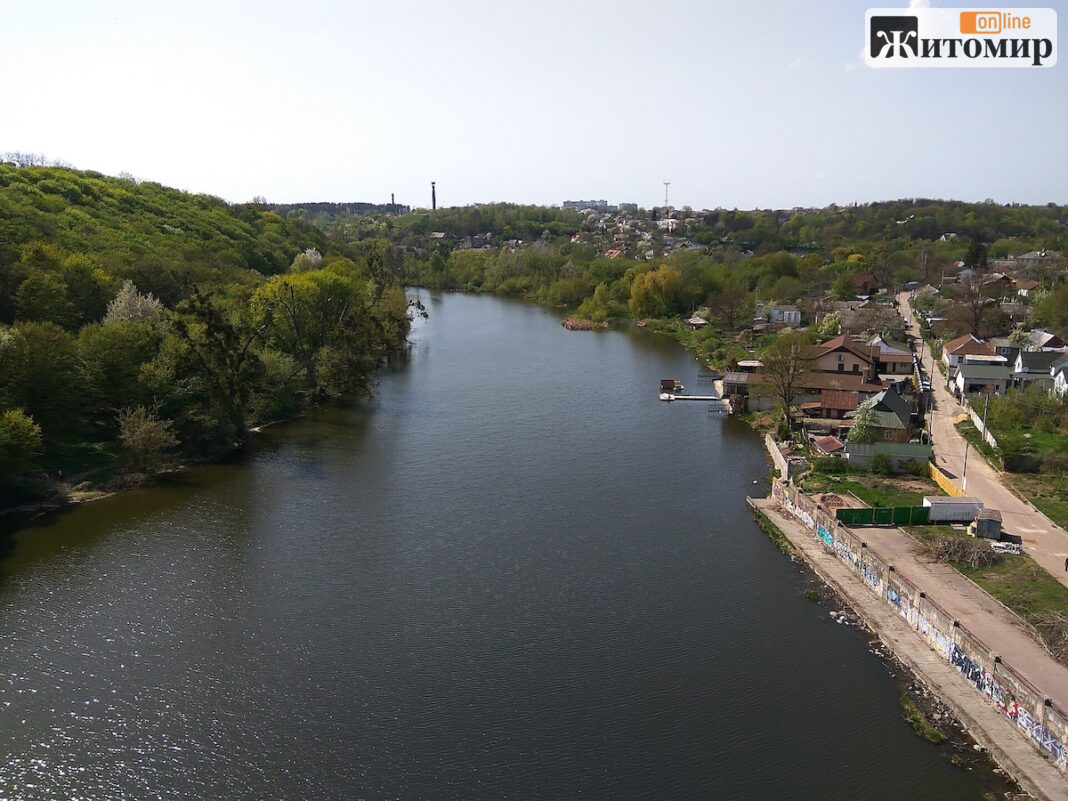 Teteriv_River_in_Zytomyr_(Apr_2019) Річка Тетерів у Житомирі. На цій річці розташоване водосховище «Відсічне», щодо видобутку піску в якому завершився судовий спір