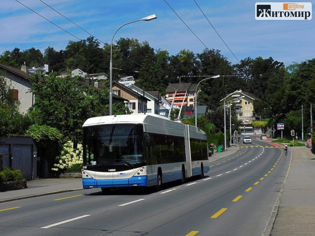 VBL_Hess_Swisstrolley_216_Langensandstrasse_Lucerna_20240709 Тролейбус Hess Swisstrolley у Люцерні, Швейцарія