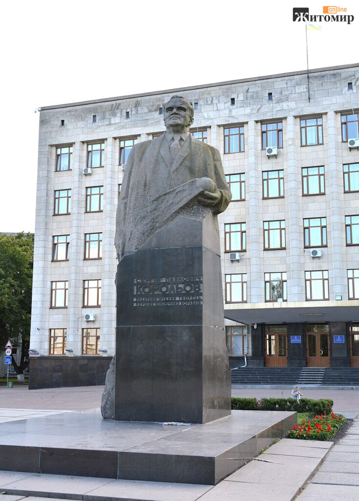 Що було на місці сучасної площі Корольова: тут стояв перший театр Житомира - Інформація. Джерело: Zhitomir-OnLine Zhytomyr_Maydan_Rad_Pam'yatnyk_Korol'ovu_01_(YDS_6431)