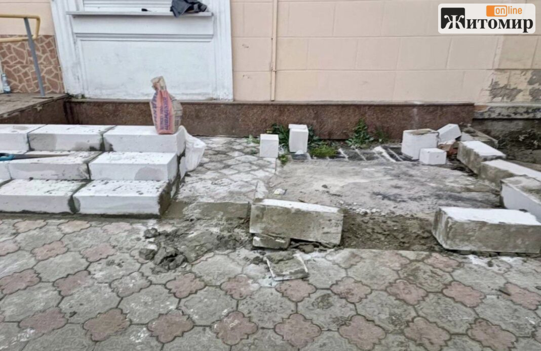 Шаурма замість спадщини: у Житомирі біля фасаду Житнього ринку намагалися збудувати кіоск