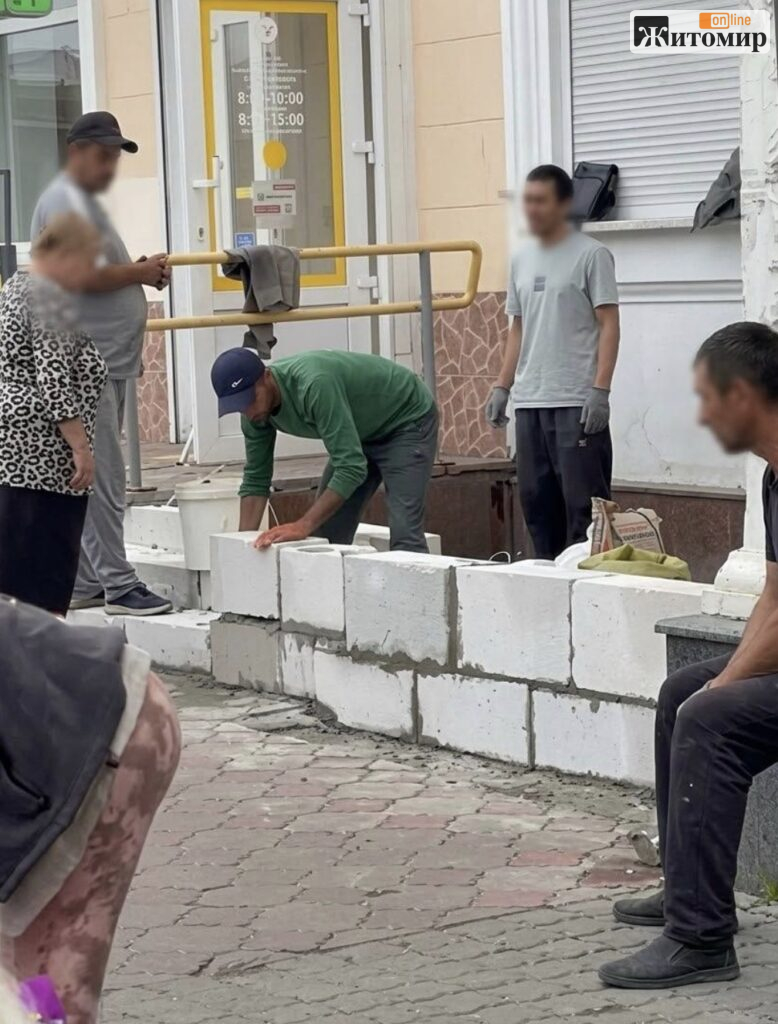 Шаурма замість спадщини: у Житомирі біля фасаду Житнього ринку намагалися збудувати кіоск