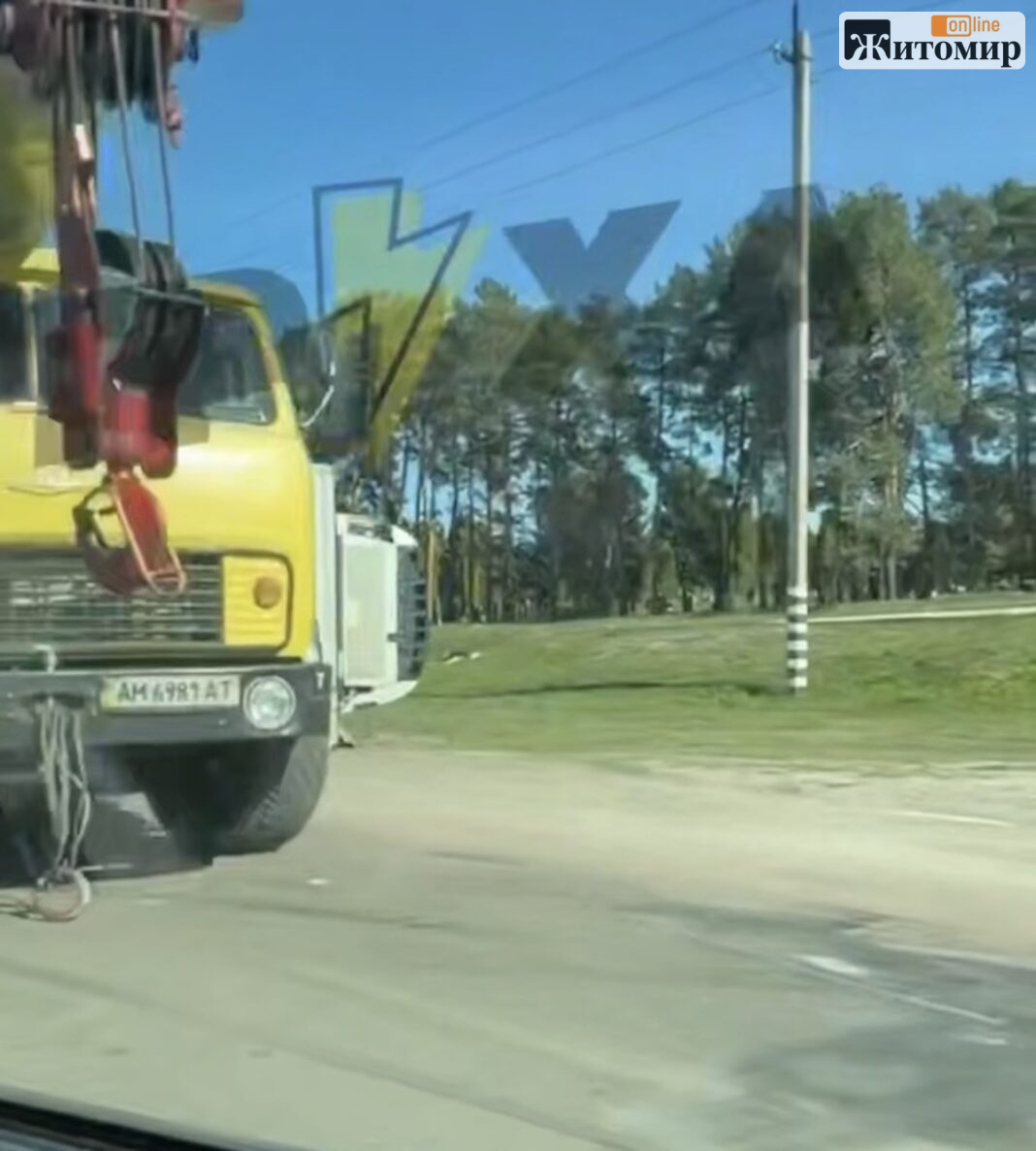 Screenshot На Корбутівці у Житомирі перекинулася вантажівка. ВІДЕО