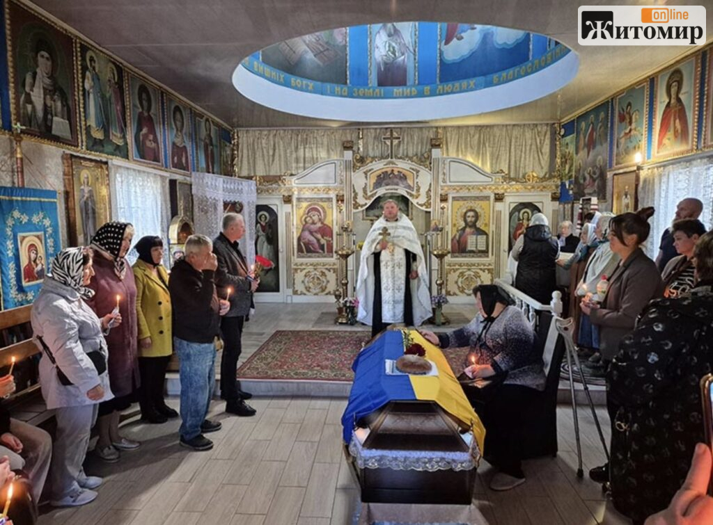 У Бердичеві попрощалися з Володимиром Сичем — воїном і рок-музикантом, якого називали «бердичівським Куртом Кобейном» - Корисна інформація Житомира та Житомирщини. Джерело: Zhitomir-OnLine У Бердичеві попрощалися з Володимиром Сичем — воїном і рок-музикантом, якого називали «бердичівським Куртом Кобейном»