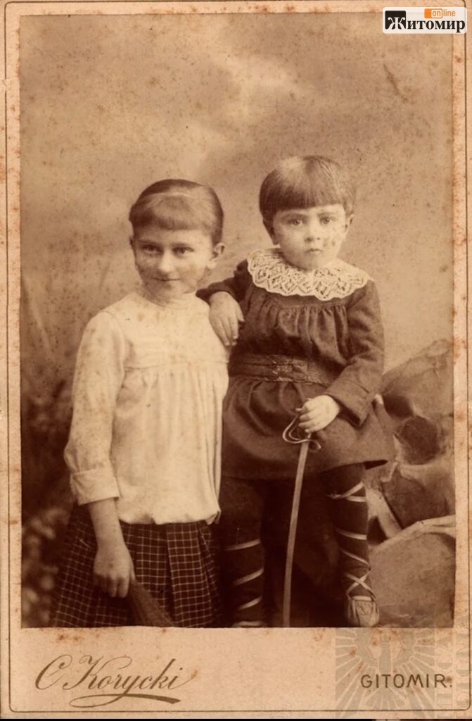 Хлопчики в сукнях, жінки в очіпках: якими були житомиряни понад 120 років тому — старі фото - Корисна інформація Житомира та Житомирщини, Фоторепортаж. Джерело: Zhitomir-OnLine Хлопчики в сукнях, жінки в очіпках: якими були житомиряни понад 120 років тому — старі фото