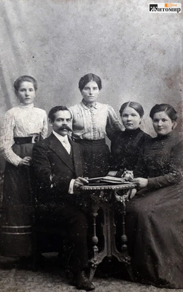 Хлопчики в сукнях, жінки в очіпках: якими були житомиряни понад 120 років тому — старі фото - Корисна інформація Житомира та Житомирщини, Фоторепортаж. Джерело: Zhitomir-OnLine Хлопчики в сукнях, жінки в очіпках: якими були житомиряни понад 120 років тому — старі фото
