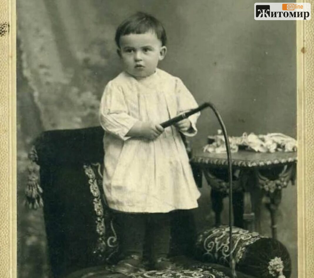Screenshot Дитина з батіжком. Близько 1900 р. Житомир. Фото Кипріана Корицького