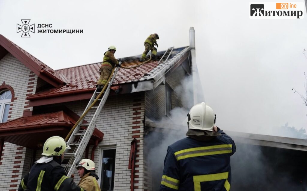 У Житомирі горіли сарай і покрівля житлового будинку: рятувальники зупинили вогонь - Події. Джерело: Zhitomir-OnLine У Житомирі горіли сарай і покрівля житлового будинку: рятувальники зупинили вогонь