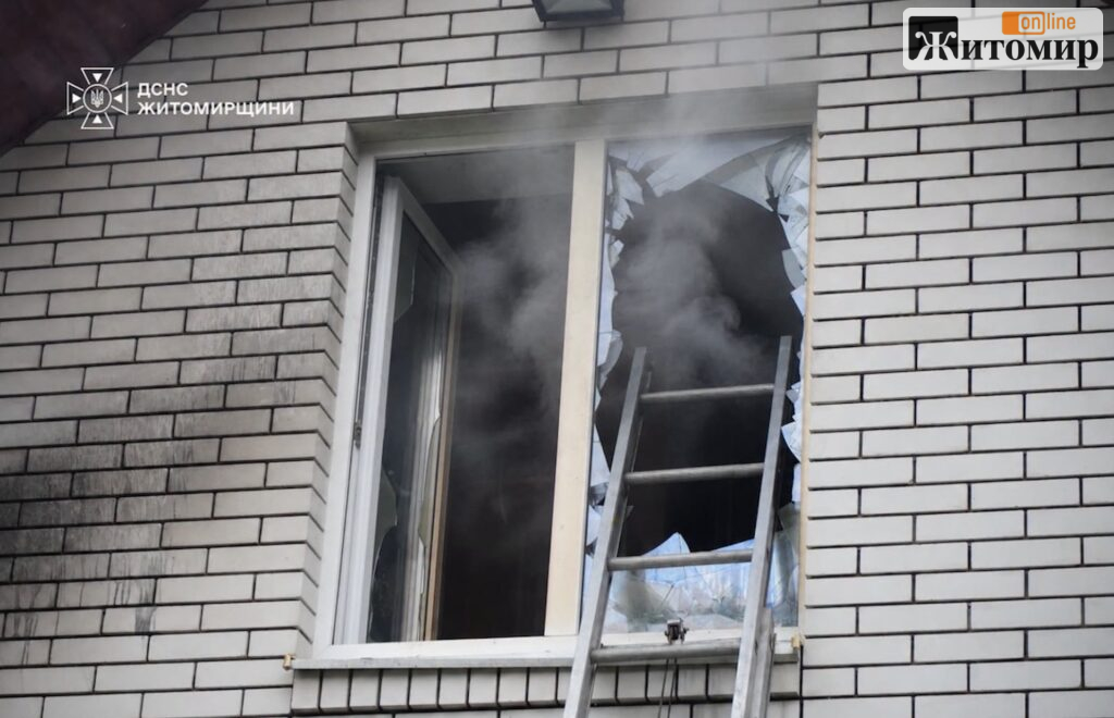 У Житомирі горіли сарай і покрівля житлового будинку: рятувальники зупинили вогонь - Події. Джерело: Zhitomir-OnLine У Житомирі горіли сарай і покрівля житлового будинку: рятувальники зупинили вогонь