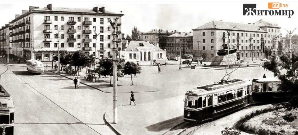 На площі Перемоги у Житомирі колись стояв автовокзал — фото 1960 року показує місто без знаменитого танка - Корисна інформація Житомира та Житомирщини, Фоторепортаж. Джерело: Zhitomir-OnLine На площі Перемоги у Житомирі колись стояв автовокзал — фото 1960 року показує місто без знаменитого танка