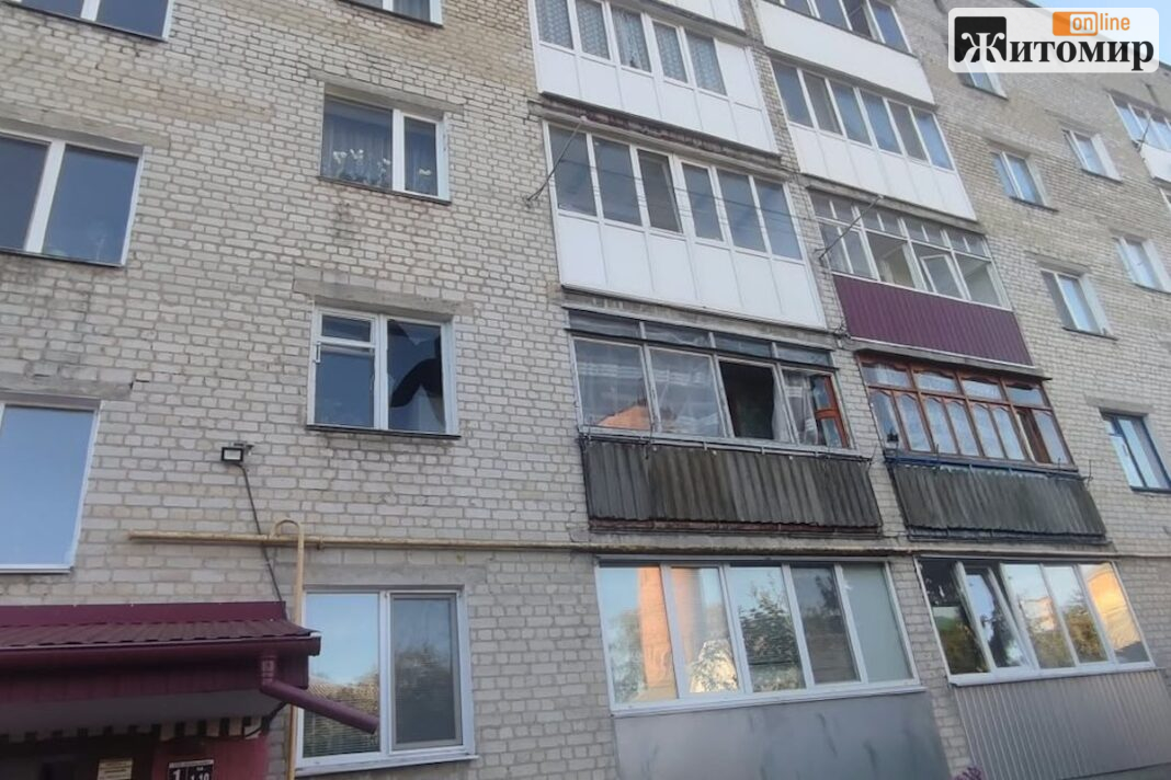 Пошкоджені вікна та балкони у житловому будинку після російської атаки