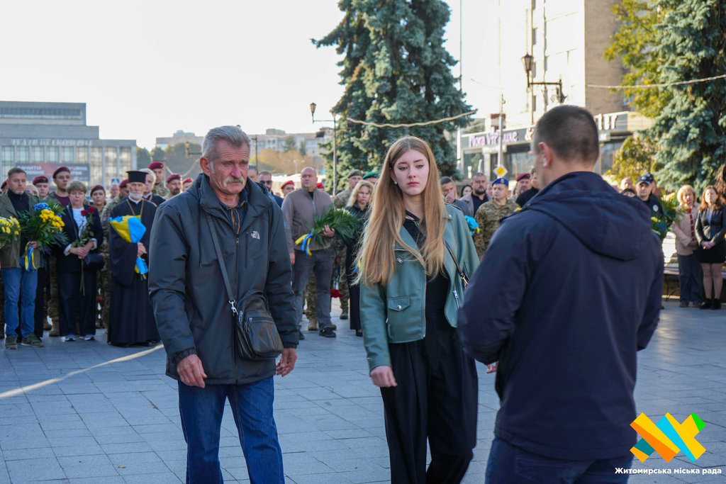 У Житомирі у День Захисників і Захисниць України рідним полеглих воїнів вручили відзнаки - Події. Джерело: Zhitomir-OnLine У Житомирі у День Захисників і Захисниць України рідним полеглих воїнів вручили відзнаки - фото №1