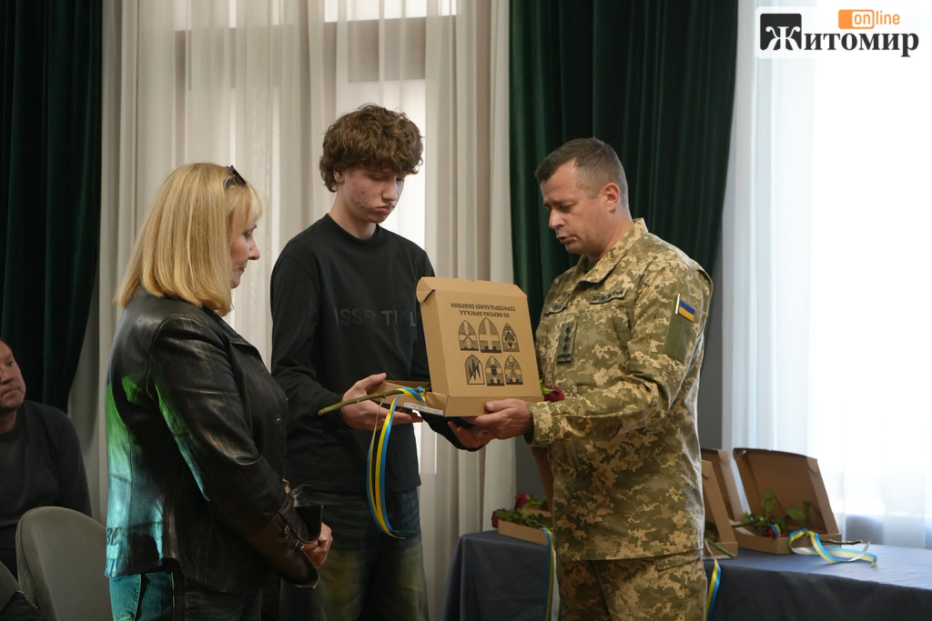 У Житомирі родинам 11 загиблих захисників вручили посмертні відзнаки - Події. Джерело: Zhitomir-OnLine У Житомирі родинам 11 загиблих захисників вручили посмертні відзнаки