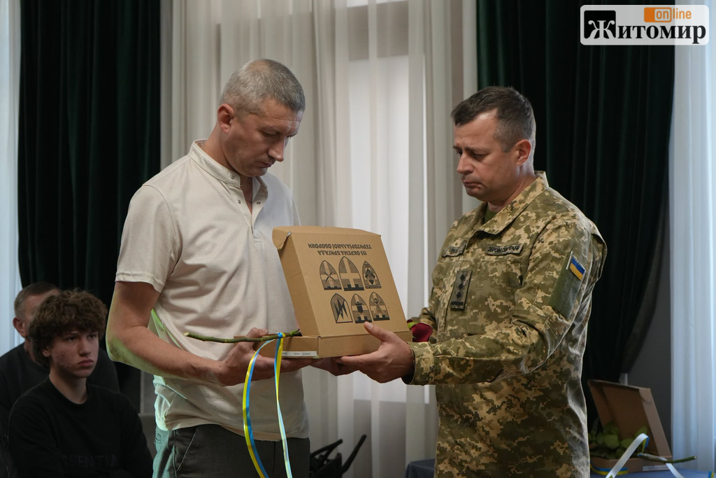 У Житомирі родинам 11 загиблих захисників вручили посмертні відзнаки - Події. Джерело: Zhitomir-OnLine У Житомирі родинам 11 загиблих захисників вручили посмертні відзнаки