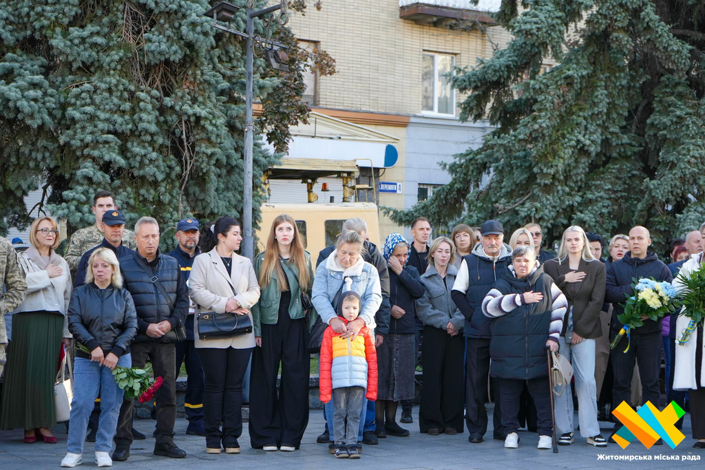 У Житомирі у День Захисників і Захисниць України рідним полеглих воїнів вручили відзнаки - Події. Джерело: Zhitomir-OnLine У Житомирі у День Захисників і Захисниць України рідним полеглих воїнів вручили відзнаки - фото №