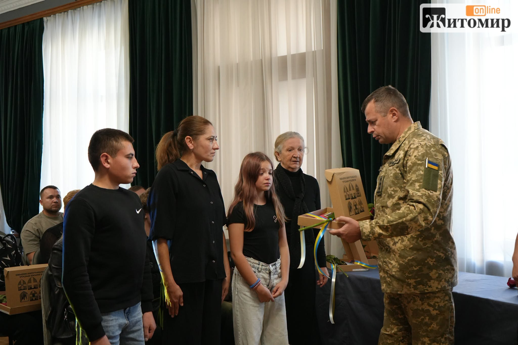 У Житомирі родинам 11 загиблих захисників вручили посмертні відзнаки - Події. Джерело: Zhitomir-OnLine У Житомирі родинам 11 загиблих захисників вручили посмертні відзнаки