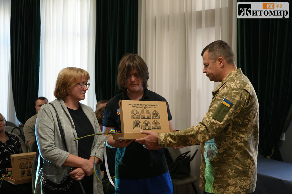 У Житомирі родинам 11 загиблих захисників вручили посмертні відзнаки - Події. Джерело: Zhitomir-OnLine У Житомирі родинам 11 загиблих захисників вручили посмертні відзнаки