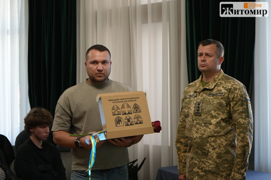 У Житомирі родинам 11 загиблих захисників вручили посмертні відзнаки - Події. Джерело: Zhitomir-OnLine У Житомирі родинам 11 загиблих захисників вручили посмертні відзнаки