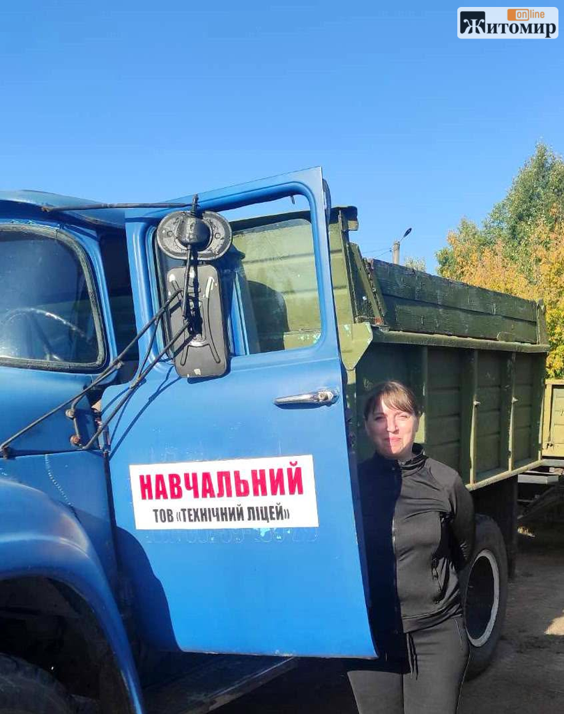 Переселенка з Дніпропетровщини навчається на водійку вантажівки у Житомирській області - Корисна інформація Житомира та Житомирщини. Джерело: Zhitomir-OnLine Переселенка з Дніпропетровщини навчається на водійку вантажівки у Житомирській області