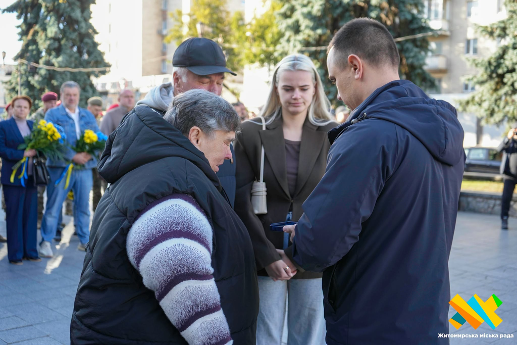 У Житомирі у День Захисників і Захисниць України рідним полеглих воїнів вручили відзнаки - Події. Джерело: Zhitomir-OnLine У Житомирі у День Захисників і Захисниць України рідним полеглих воїнів вручили відзнаки - фото №2